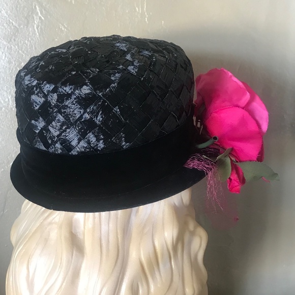 ELEGANT VINTAGE BLACK STRAW HAT WITH FUCHSIA FLOWER AND DOTTED VEIL main image 3